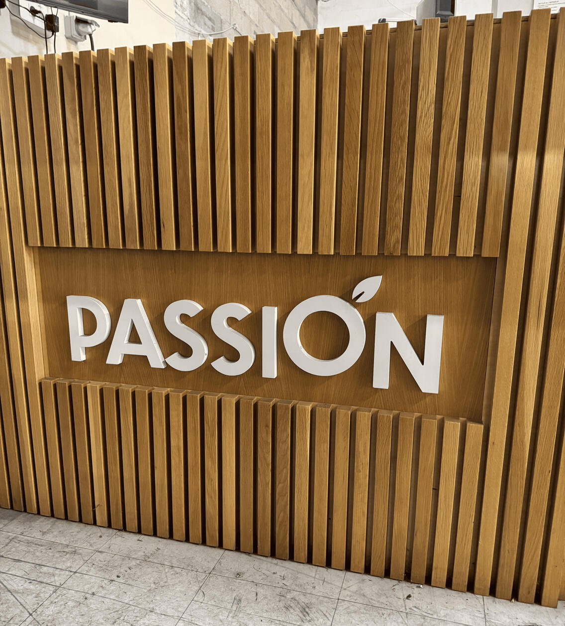 Grand format découpe bois signalétique communcation