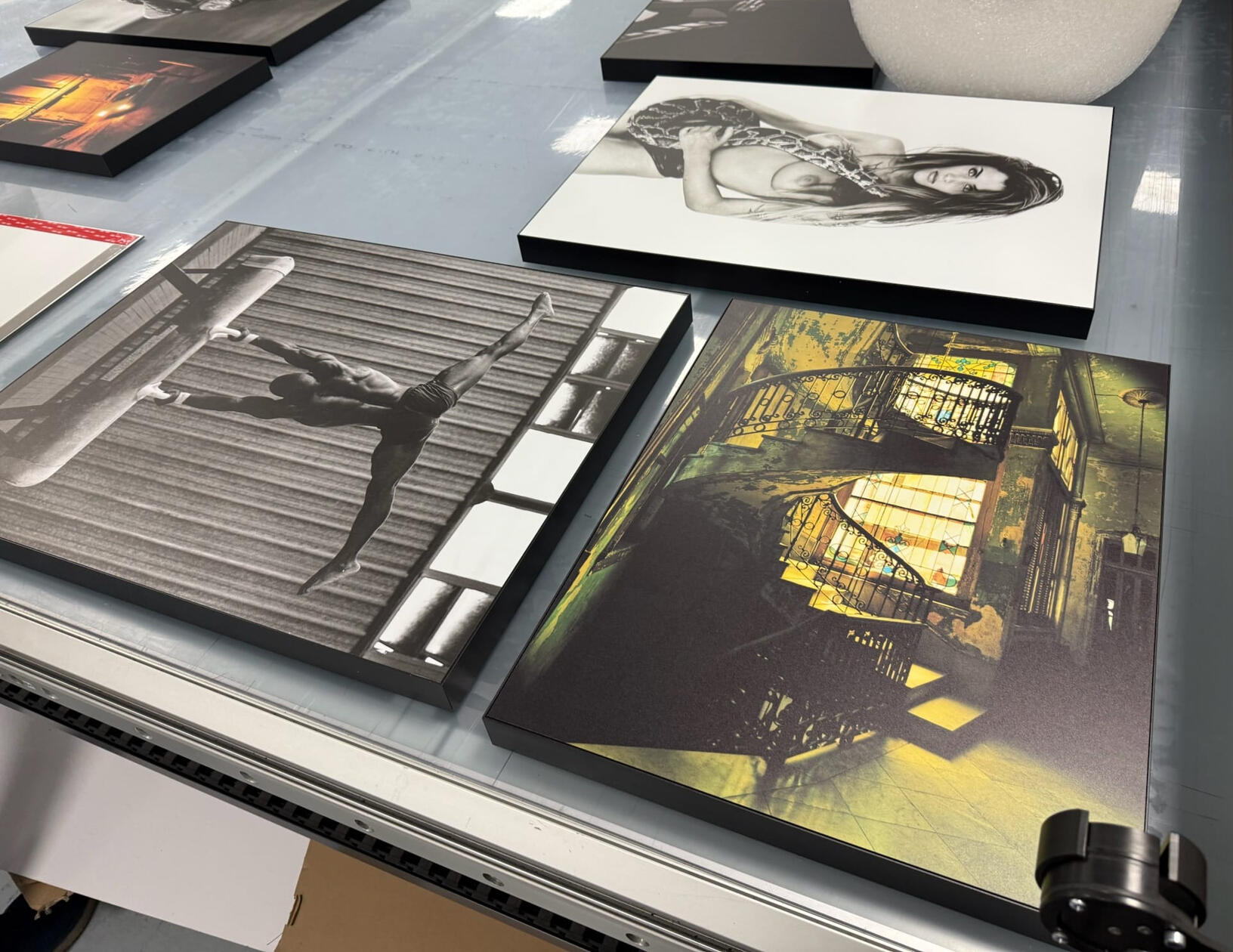 Dibond cadre métallique artiste